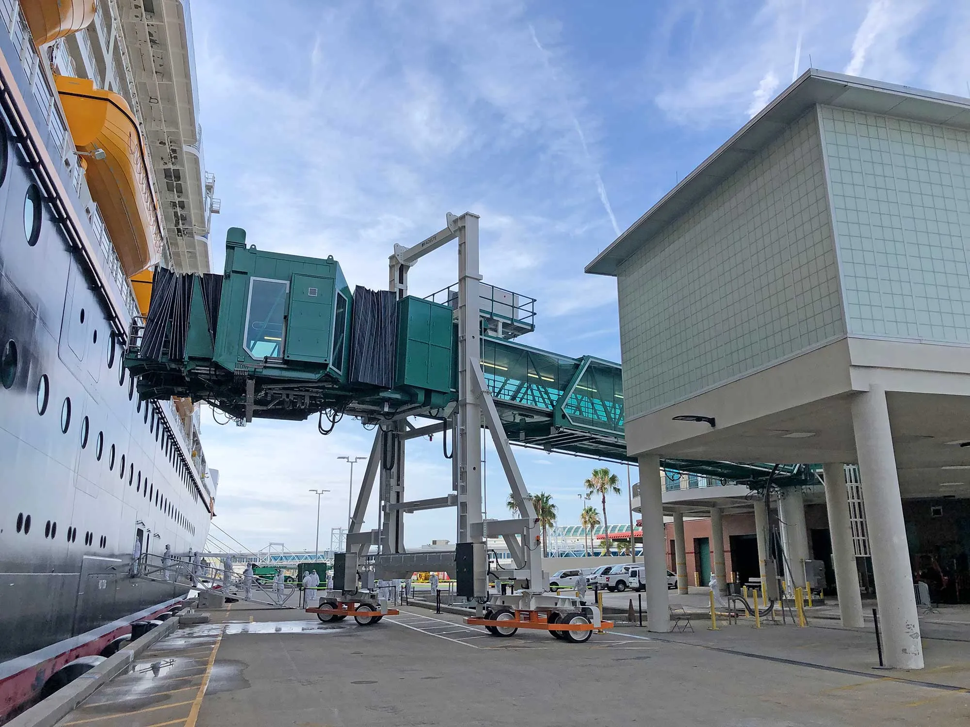 Folding Below for Seaport Passenger Boarding Bridge